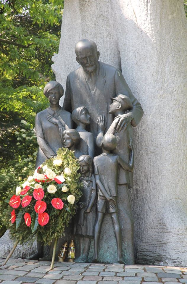 OS – statue with children